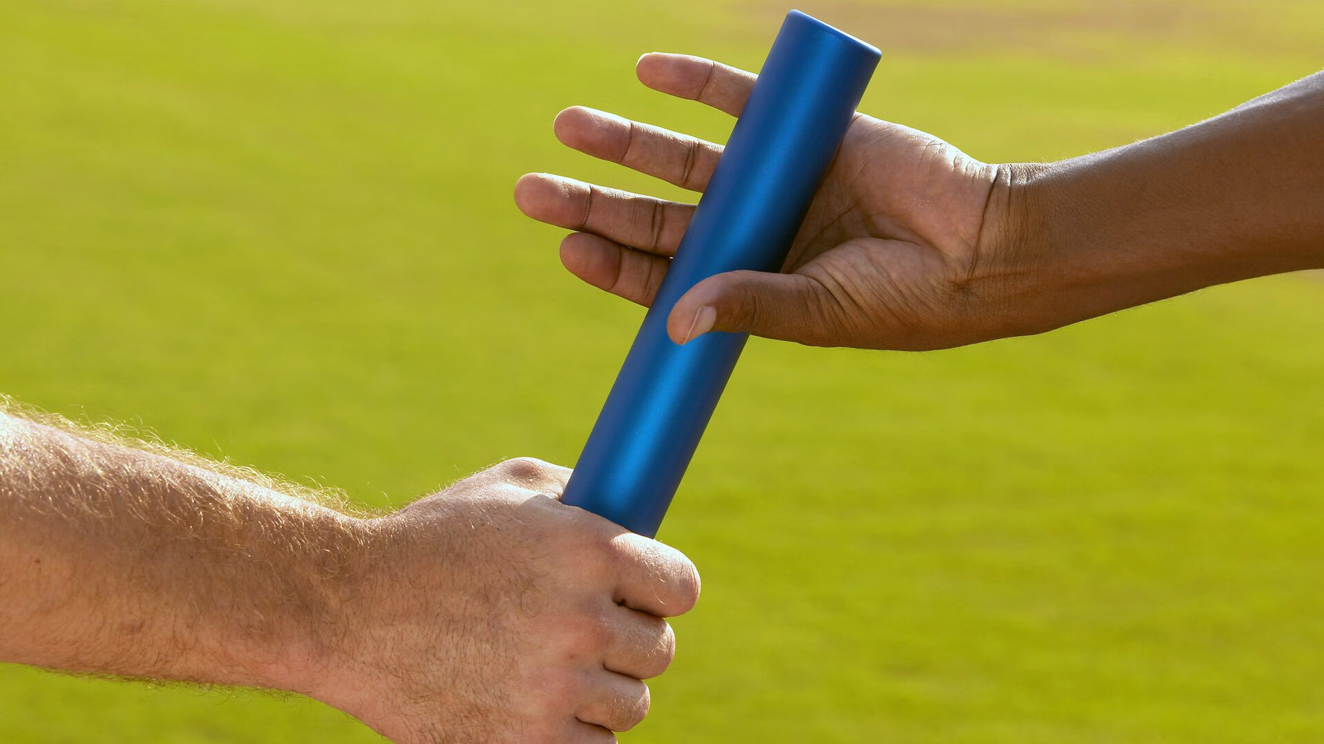 F1新赛季揭幕战，赛道与绿茵的跨界交响，莱比锡红牛如何演绎英格兰式巅峰对决？